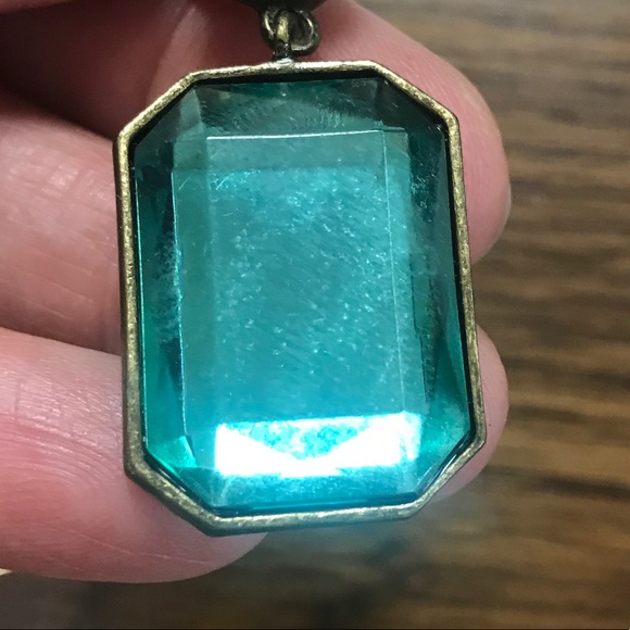 NWOT Avon Antique gold green leverback earrings. - Picture 4 of 5